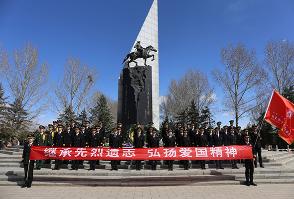 鴻德學(xué)院護(hù)校隊清明節(jié)祭掃烈士陵園 緬懷革命先烈