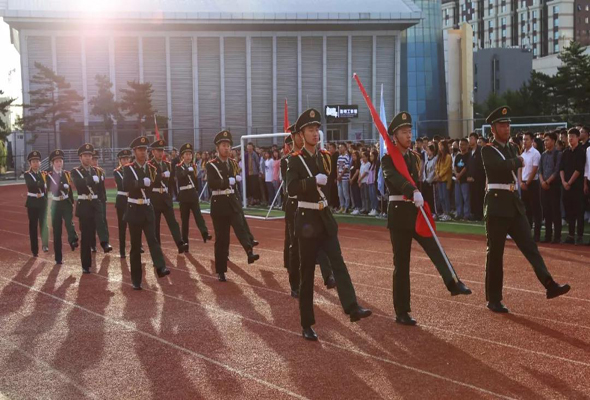 我院新學(xué)期第一次升國(guó)旗儀式隆重舉行