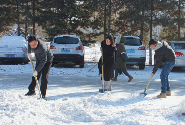 鴻德學(xué)院周玉樹院長(zhǎng)帶領(lǐng)師生鏟除道路積雪