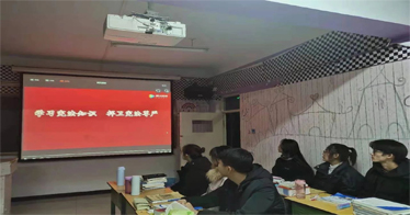  學習憲法知識，弘揚憲法精神