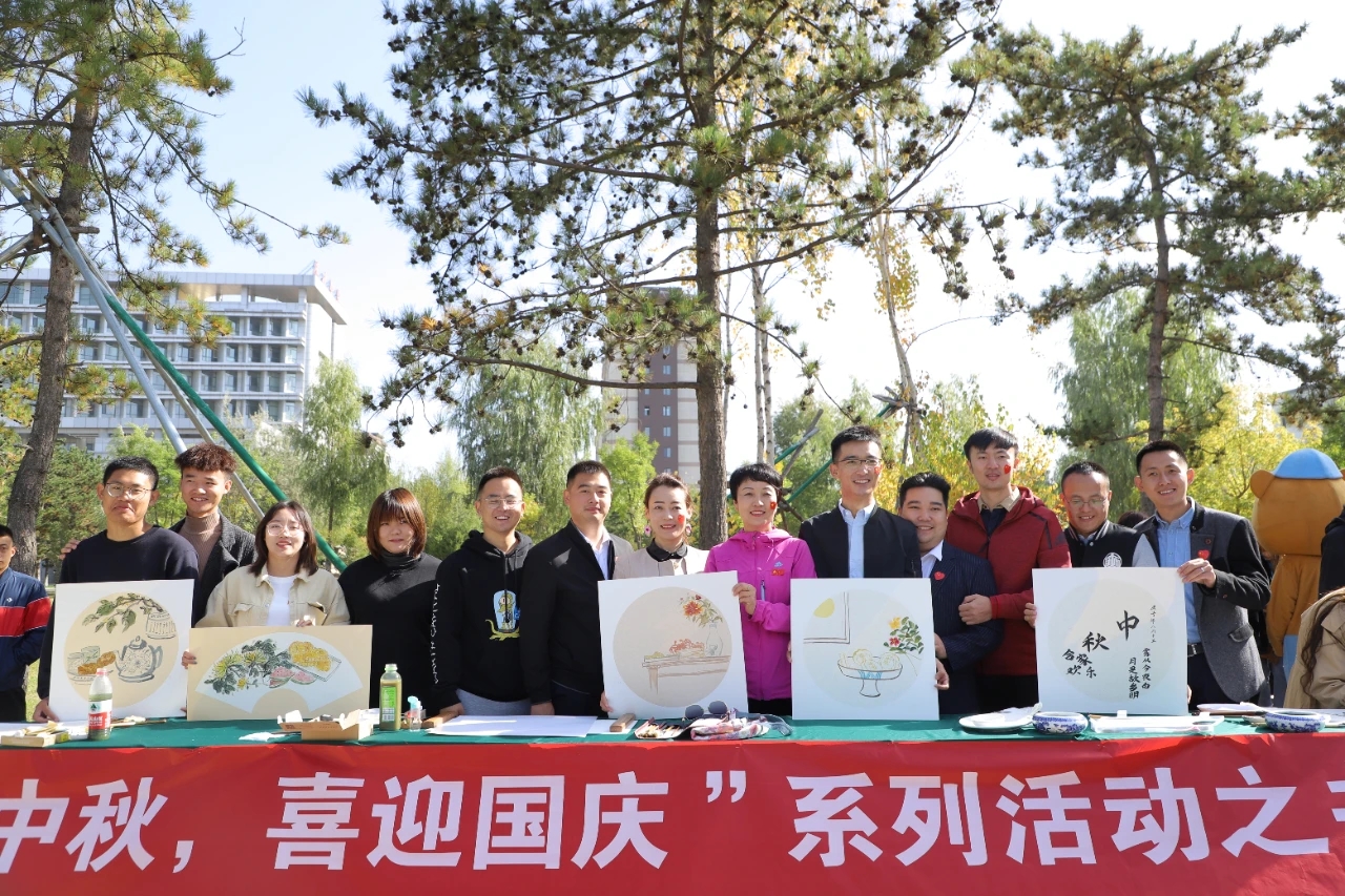 雙節(jié)同慶，家國同心——鴻德師生歡度佳節(jié)！