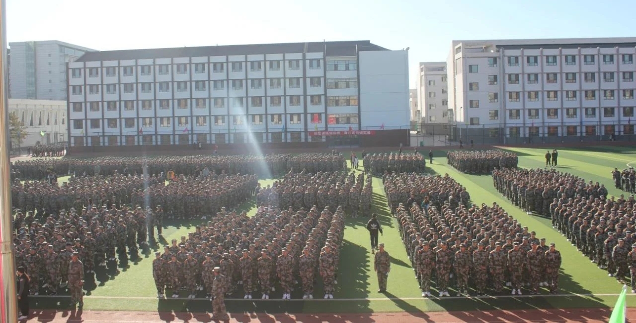內蒙古鴻德文理學院2020級新生軍訓開營儀式成功舉辦！