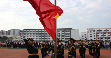 內(nèi)蒙古鴻德文理學(xué)院舉行“請黨放心、強(qiáng)國有我——開學(xué)第一課”升國旗儀式