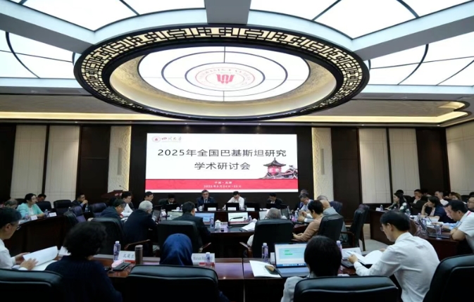 哈什米大使在全國(guó)學(xué)術(shù)研討會(huì)上推介內(nèi)蒙古鴻德文理學(xué)院的研究成果